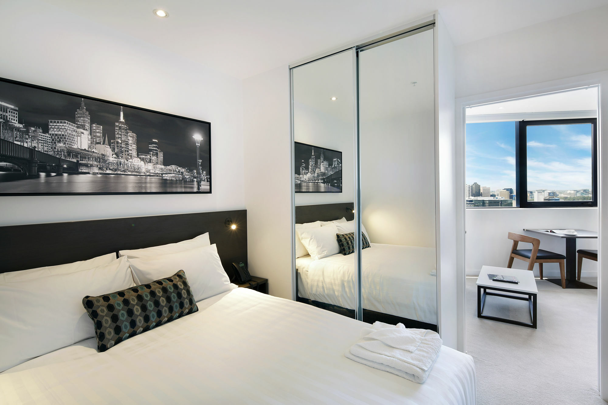 Experience Bella Hotel Apartments Melbourne Exterior photo